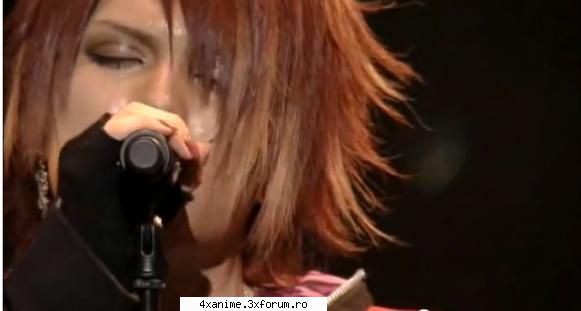 aici imi dedica un cantec :rotfl: era :rotfl: tomo:x